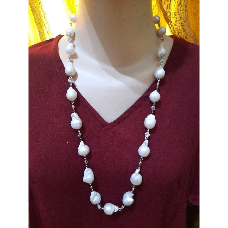 kalung panjang mutiara barok putih mix pembatas kristal