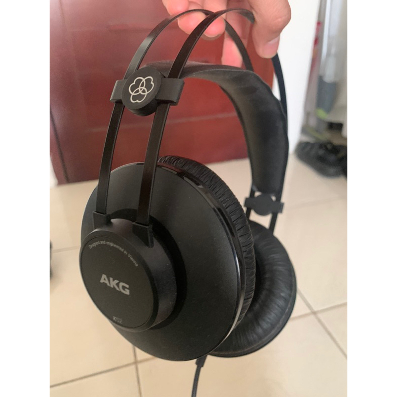 AKG K52