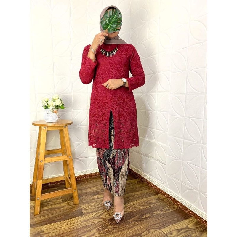 Kebaya model kartini modern
