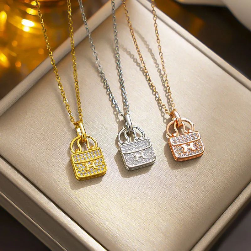 Kalung liontin titanium tas huruf H untuk wanita terbaru terlaris tidak memudar anti karat selamanya