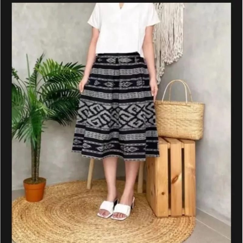 ROK PENDEK MAYUNG MOTIF TORAJA HITAM