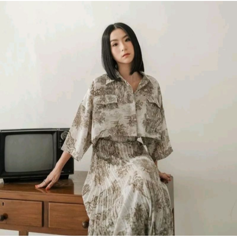 Setel Baju Wanita Motif Bunga Natural - Atasan Crop & Rok Midi Plisket