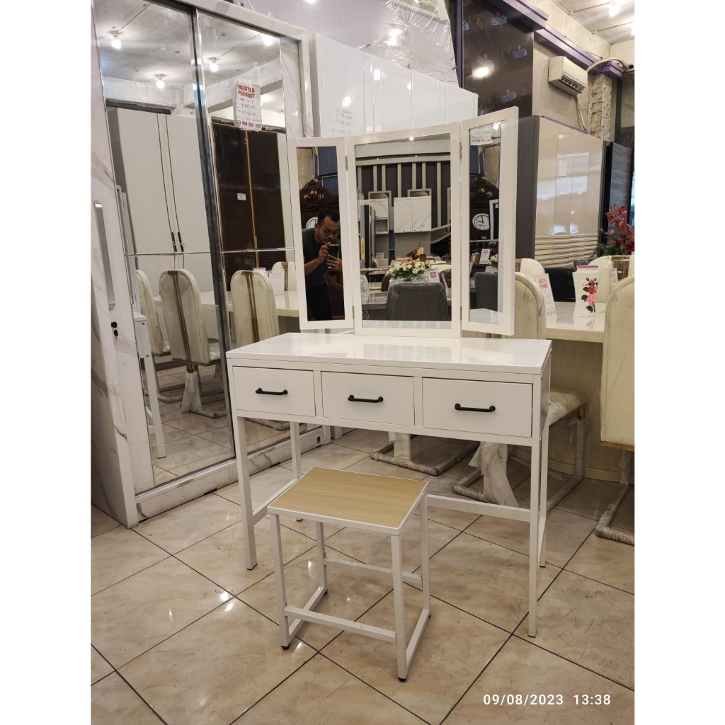 meja rias plat besi import / meja rias cantik