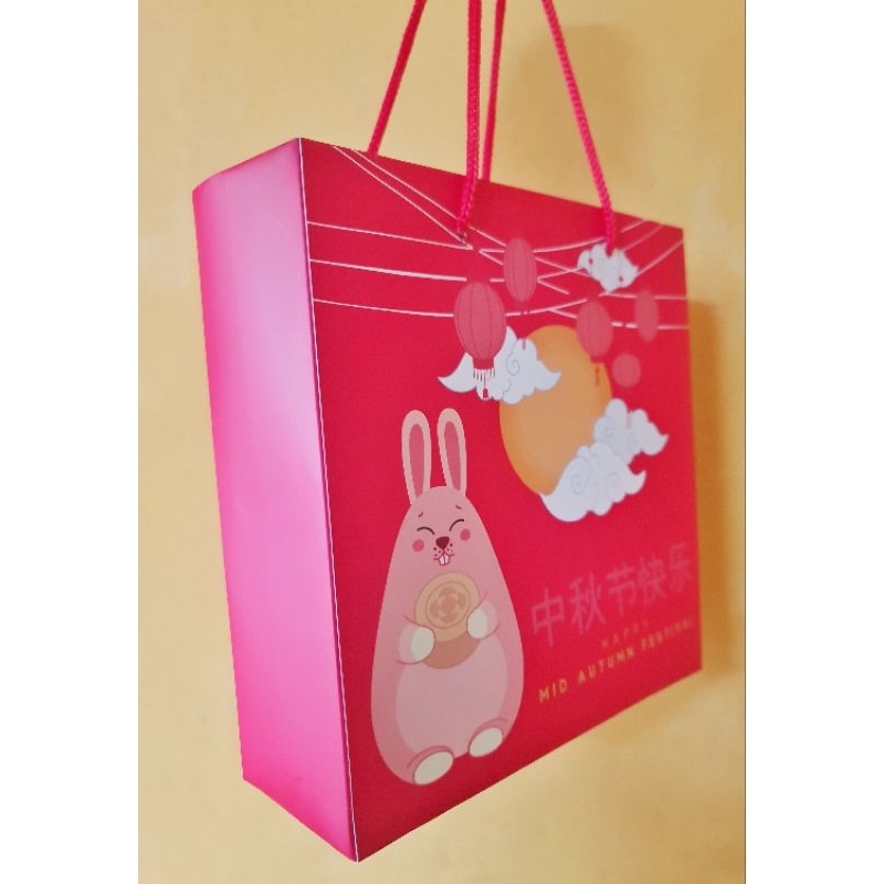 

Paperbag Mooncake uk. 22 x 22 x 7 cm " FAT RABBIT " ( 1 Pack isi 5 pcs paperbag & kartu ucapan )