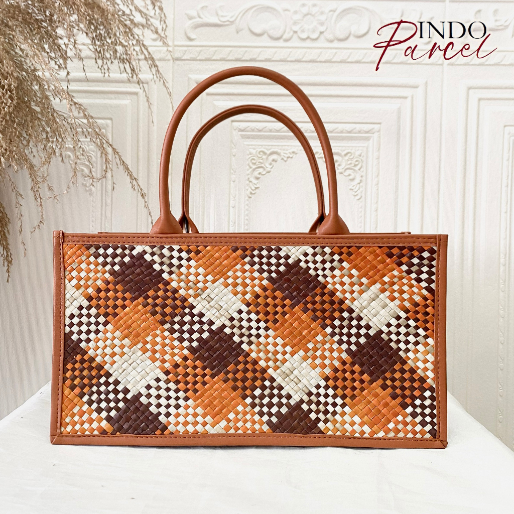 

INDOPARCEL - Tas Hampers Anyaman Lurik Etnik Kombinasi Kulit Sintetis Tutup Resleting Tas Etnik Serbaguna