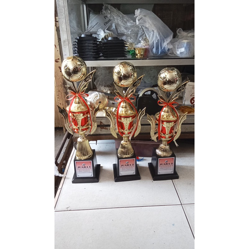 PIALA 1 PART BESAR MODEL BOLA FUTSAL/BOLA SEPAK