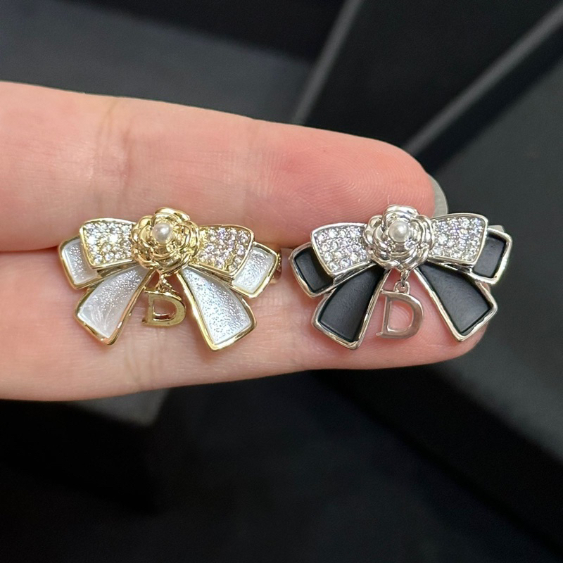Bros mini dagu pita bunga rose diamond gantung huruf D