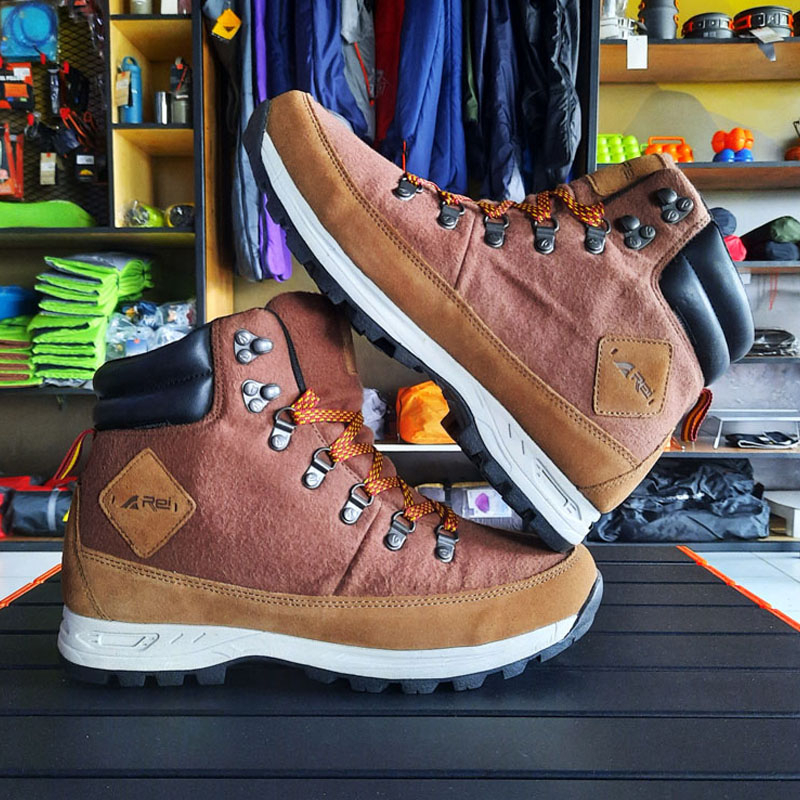 Sepatu Gunung Arei Montana