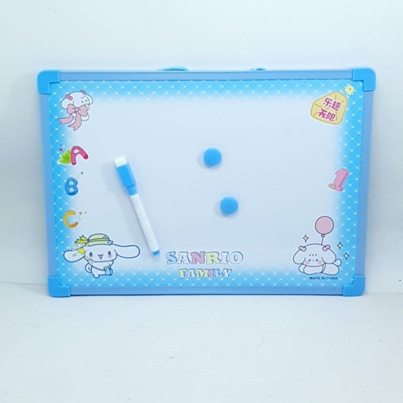 

Papan Tulis Whait Board Anak/Papan Tulis 1Sisi Motif Sanrio Family Sedang