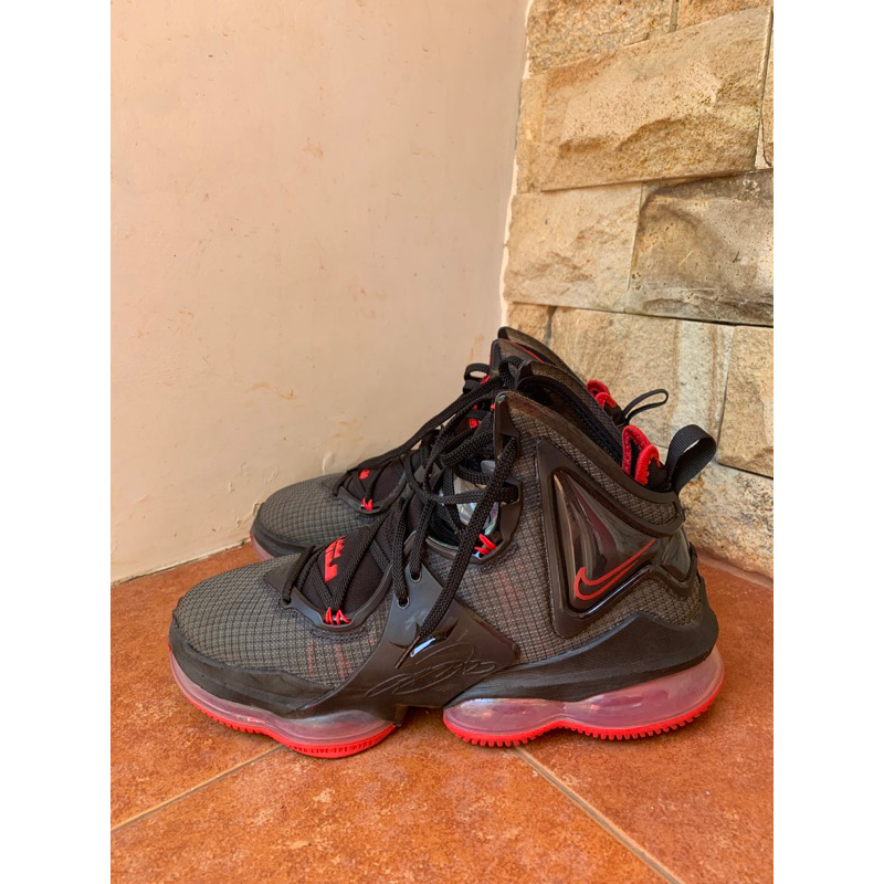 LEBRON 19 Black Red