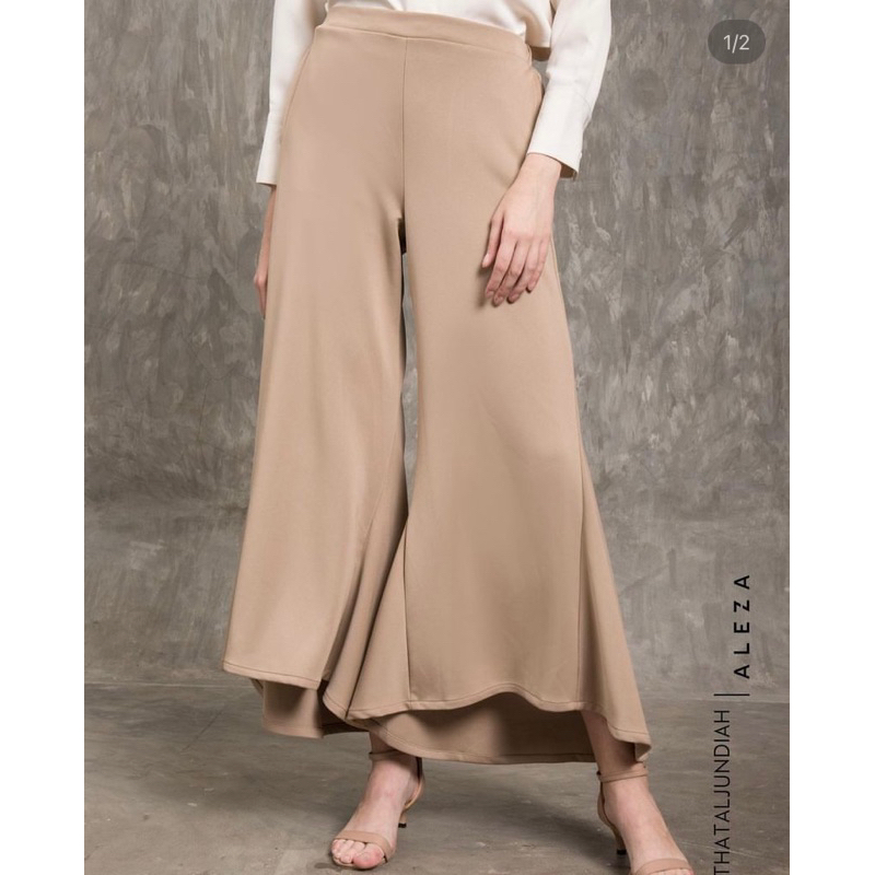 Preloved Thazia pants khaki by Aleza size S