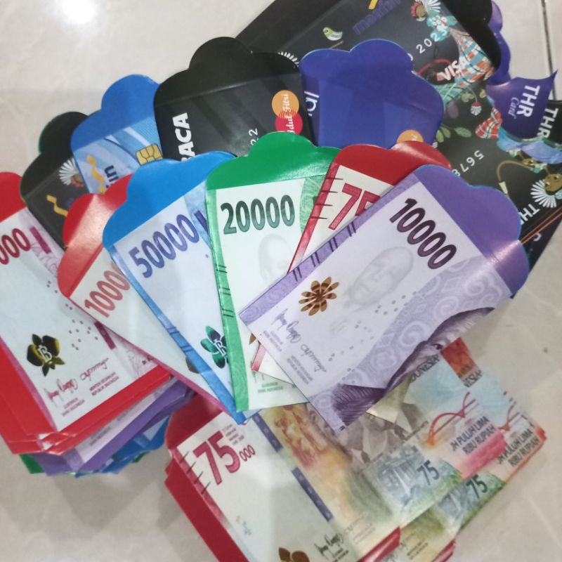 

(1 pack isi 10 sudah dilem) amplop lebaran ukuran medium bahan glossy motif uang dan motif bank amplop lebaran unik custom tahun 2023 harga termurah amplop Lebaran lucu kekinian bahan glossy tidak mudah luntur