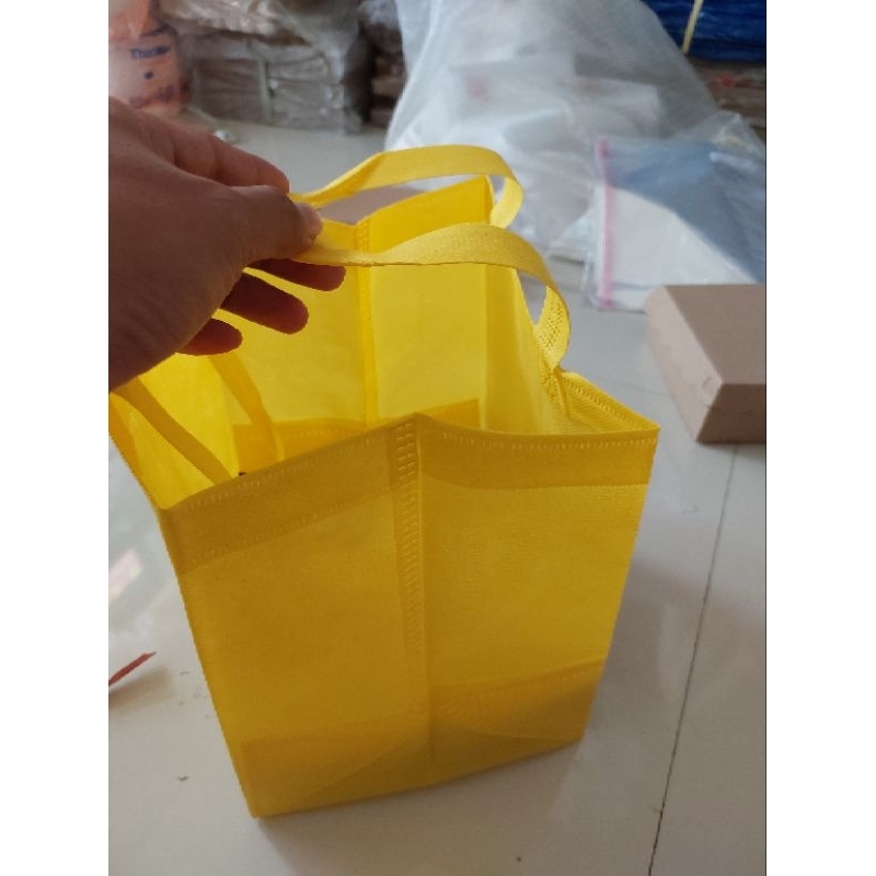 

Tas Spunbond untuk dus 20x20, thonwall 2000ml/3000ml, uk 25x25 cm Tinggi 28 cm / Tas Box Nasi / Tas Hajatan / Goodie Bag / Tas Hampers / Shopping Bag / Tas Promosi