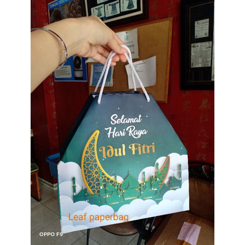 

Paper bag idul fitri 2023 / tas hari raya idul fitri lebaran bisa cod / kotak hantaran hampers kado hadiah kantongan tebal besar muat toples / gift box lebaran idul fitri eid al fitri eid mubarak hijau sedang packaging