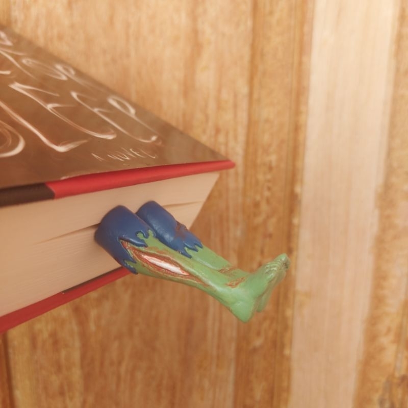 

resin bookmark with jumbo paperclip / pembatas buku resin dengan paperklip jumbo KAKI ZOMBIE