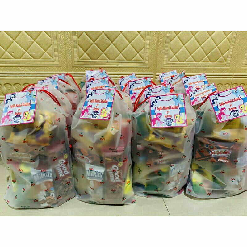 

PAKET SNACK ULANG TAHUN BOTOL MINUM PLASTIK GOODIE BAG ULTAH ANAK / SNACK HADIAH / PAKET SANTUNAN PAKE TAS