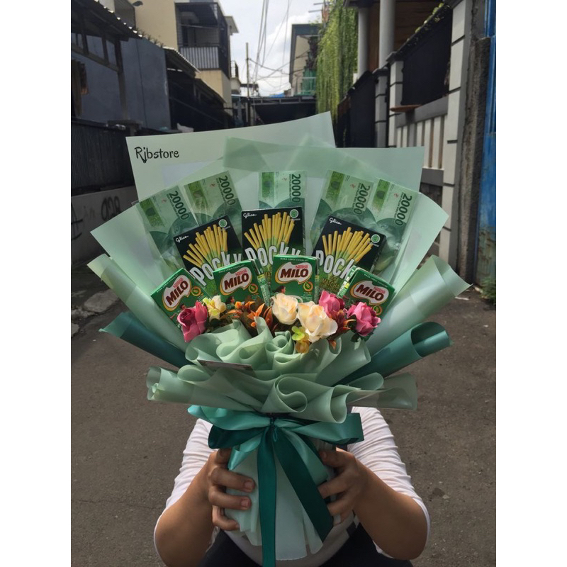bucket snack + money
