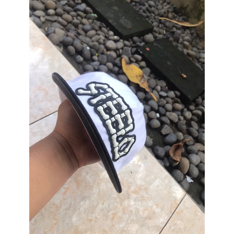 Topi snapback Three QR original