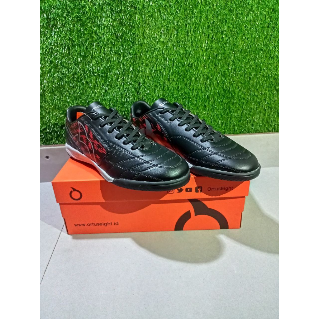 SEPATU FUTSAL ORTUSEIGHT JOGOSALA VANQUISH HITAM-MERAH