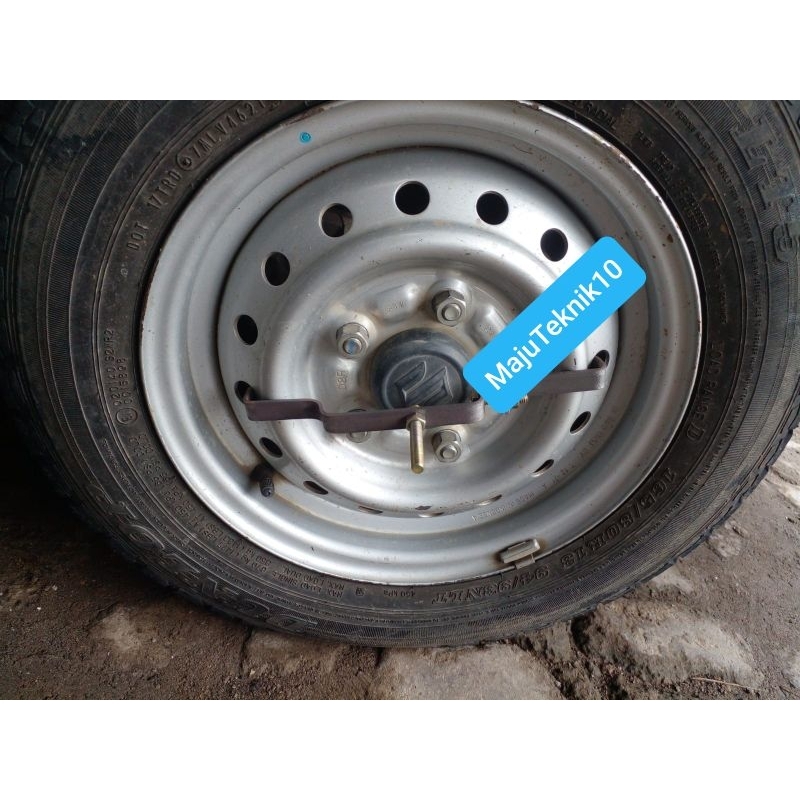 Dudukan Whelldop Ring 13 Mobil New Carry Baut Roda 5 Dengan Pelek Kaleng Yang Berlubang Banyak Untuk