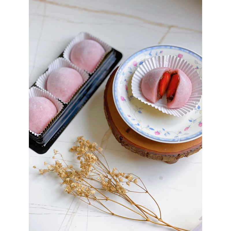 ichigo daifuku (mochi strawberry)