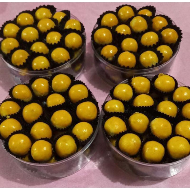 

Nastar keju 1,kacang 1, keju 1,kastanggel 1,yg atasny selai strawbery satu 1