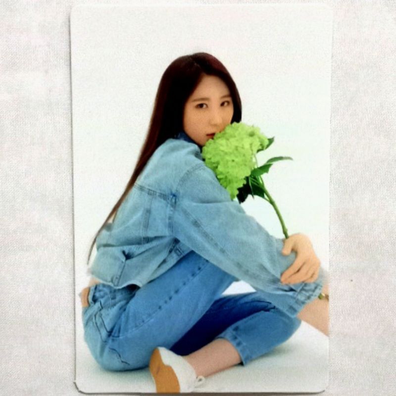 Izone Iz One Iz*One One, The Story Merch Trading Card Chaeyeon Duduk Pegang Bunga