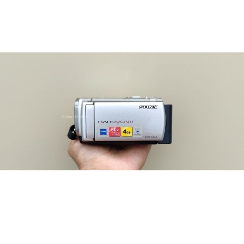 Handycam Sony DCR SX44 good ,HD 60x optical zoom ,Silver.