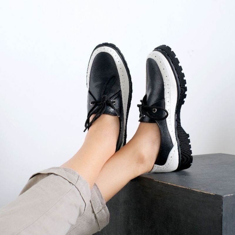 Sepatu Oxford Sneakers Wanita "CLARISSA" Sepatu Oxford Sneakers Square