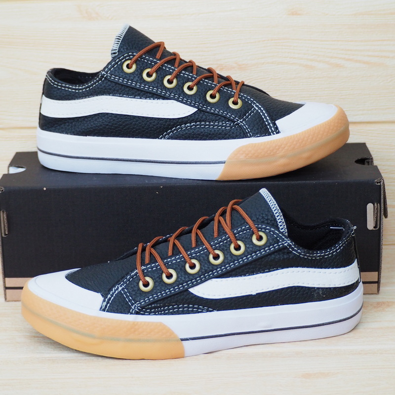 SEPATU SNEAKERS KULIT SINTETIS PRIA WARNA HITAM