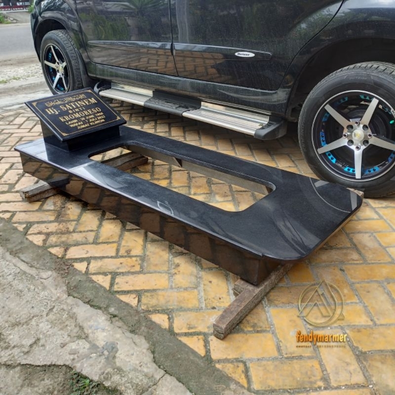 Kijingan makam pahlawan pojok lengkung batu granit hitam_dewasa