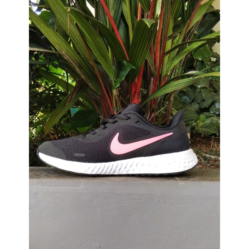 Sepatu Lari Wanita Nike Revo 5 BNWB