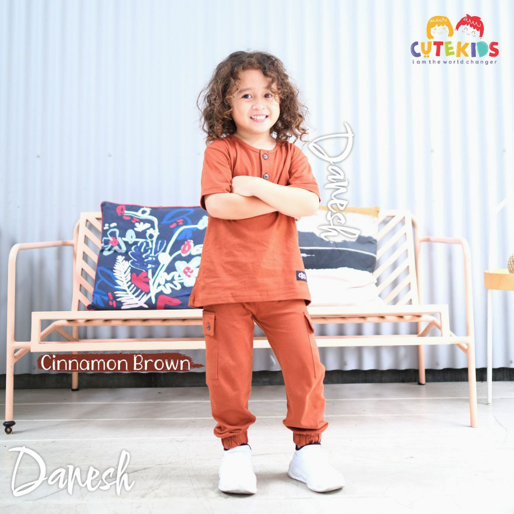 Nauree - Setelan Danesh Unisex Anak Laki Laki Perempuan One Set Casual Bahan Cotton Combed 24s Kualitas Premium Untuk Jalan Jalan Polos Berkancing Lembut Modern Lucu Trendy Murah Jahitan Rapih