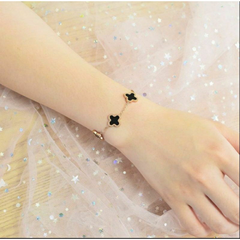 Gelang Rantai Tangan Mata Hitam Baris Lima Clover Titanium Fashion Wanita N08042304