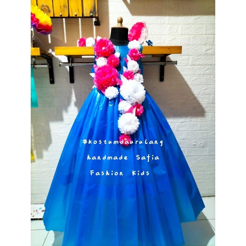 Dress/kostum daur ulang sampah plastik