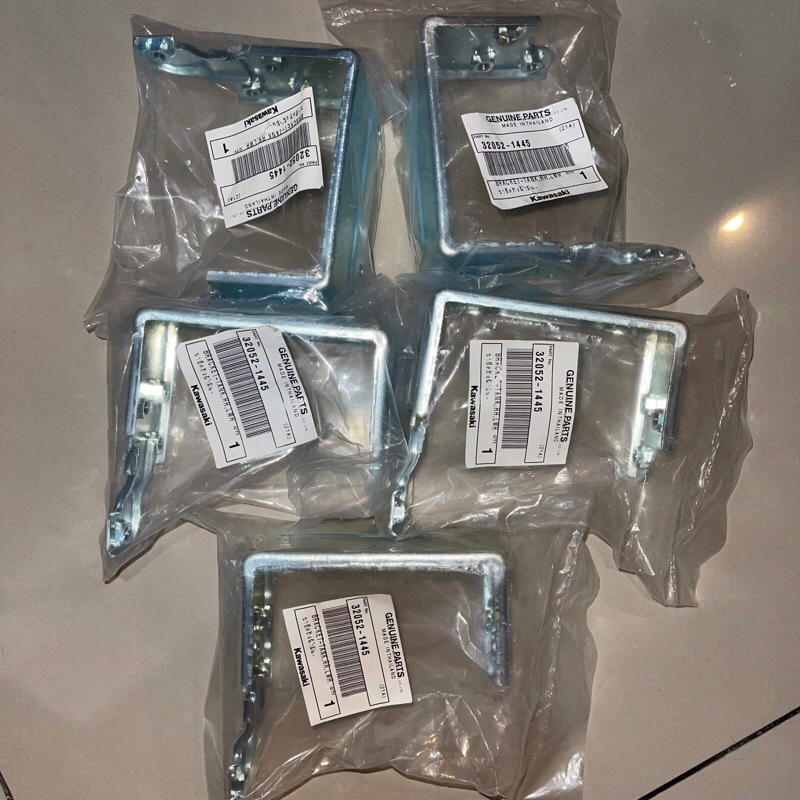 BRACKET-TANK RR,LWR KODE 32052-1445.