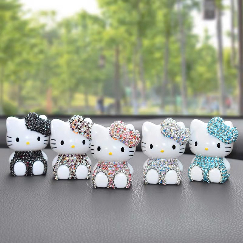 Barang mobil boneka hello kitty (1pcs) pajangan mobil hello kitty hello kitty dasbord pajangan hello kitty Hello Kitty My Melody / Figure Pajangan