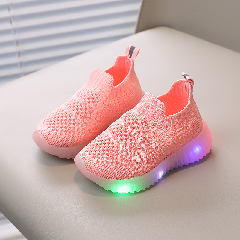 Anak-anak berusia 1-8 tahun slip pada lampu flash sneaker bernapas sepatu sepatu flyknit LED soft bottom non-slip