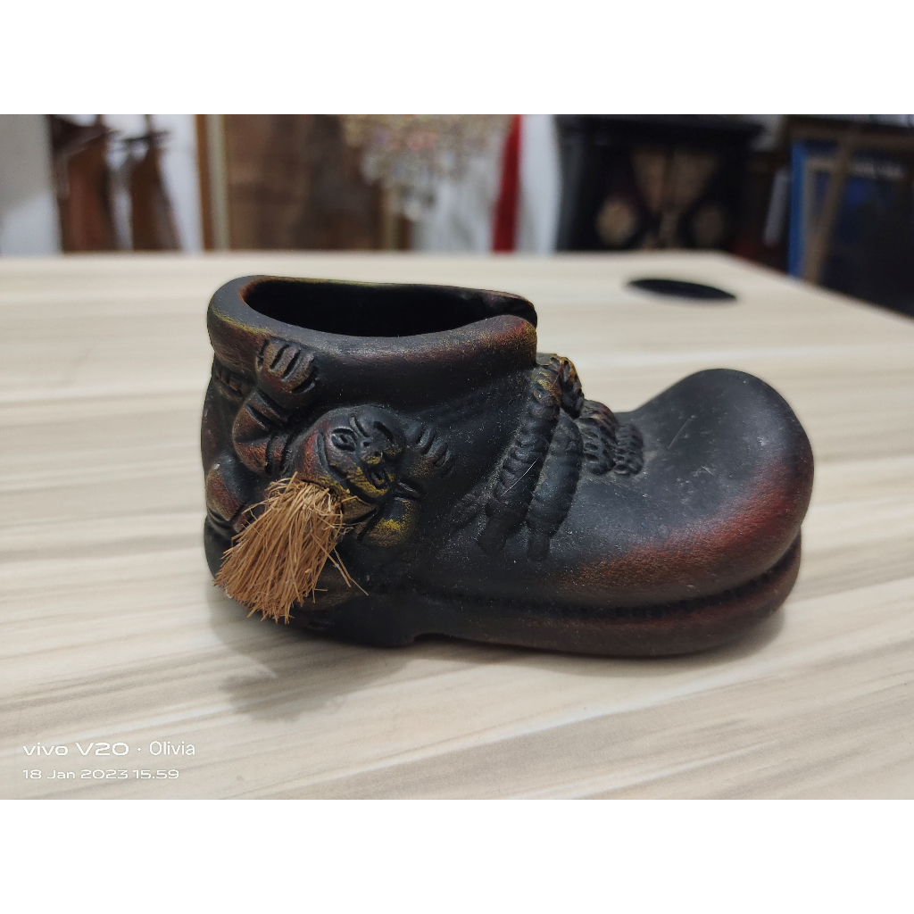 Pajangan Miniatur Sepatu Gerabah Kuno Jadul Antik