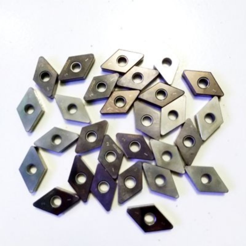 insert bubut. pahat bubut. mata bubut untuk material keras. baja. harden. DNMG1504 diamond CBN
