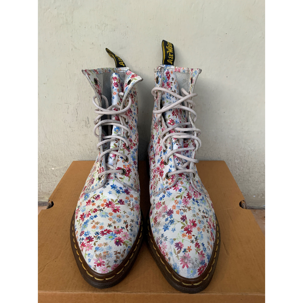 Sepatu Wanita Dr. Martens Lottie White Flowers