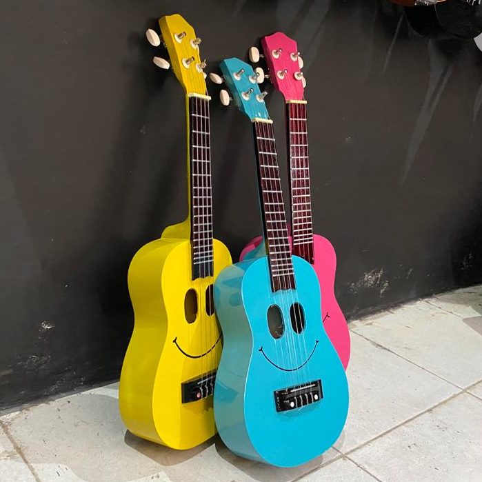 Ukulele smile bahan kayu warna warni