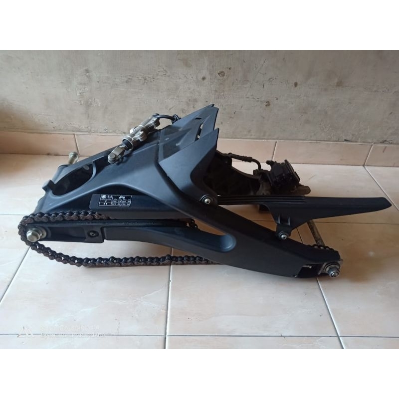 SWING ARM R15 V3 VVA ORIGINAL