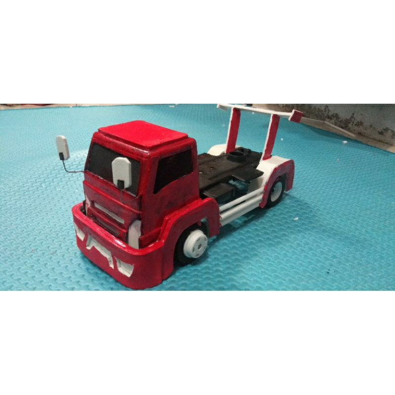 Miniatur truk plastik mbois