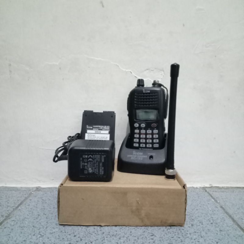 HT Icom ic-v85 fullset bekas