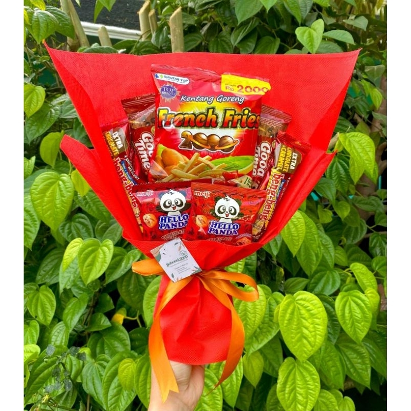 (S) BUKET SNACK SERBA MERAH/ BUKET BUNGA PALSU/ HAMPERS / BUKET WISUDA / BUKET BONEKA / HADIAH ULANG TAHUN COWOK COWO / HADIAH PERNIKAHAN / HADIAH UNTUK CEWEK / HADIAH UNTUK IBU ISTRI SUAMI TEMAN/ ANNIVERSARY/ VALENTINE / ULTAH