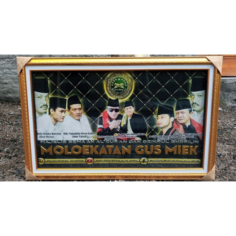 foto semi lukis keluarga besar Gus miek