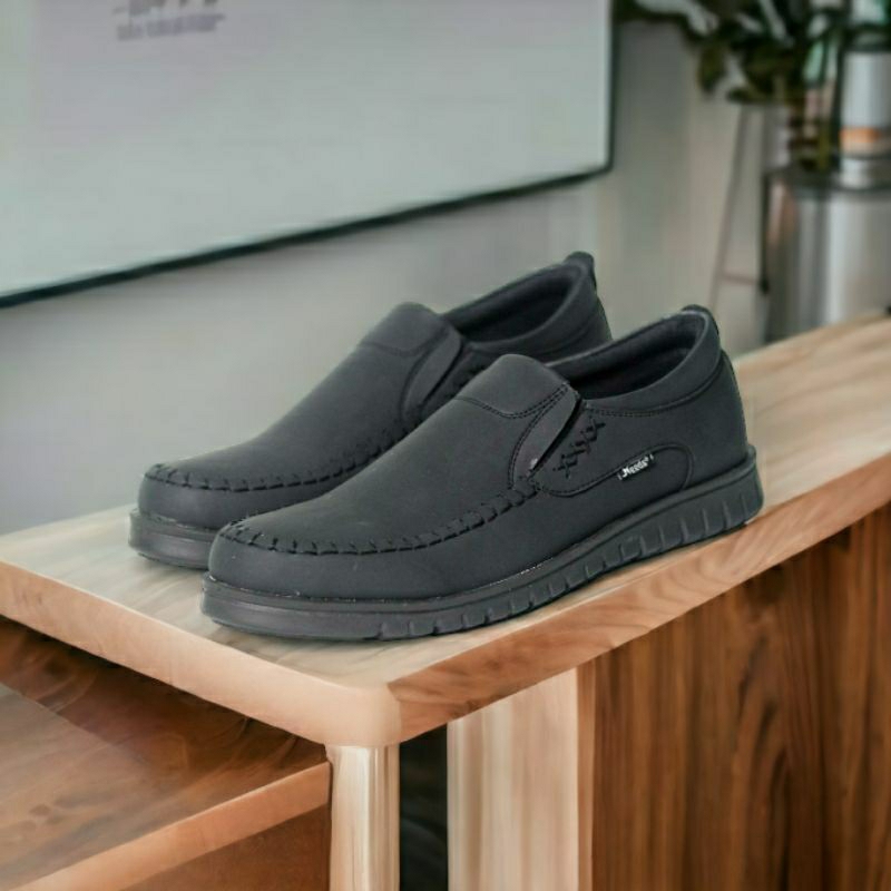 NEEDYOU Sepatu Slip On Formal Pria Pantofel Casual Kerja Simple Trendi