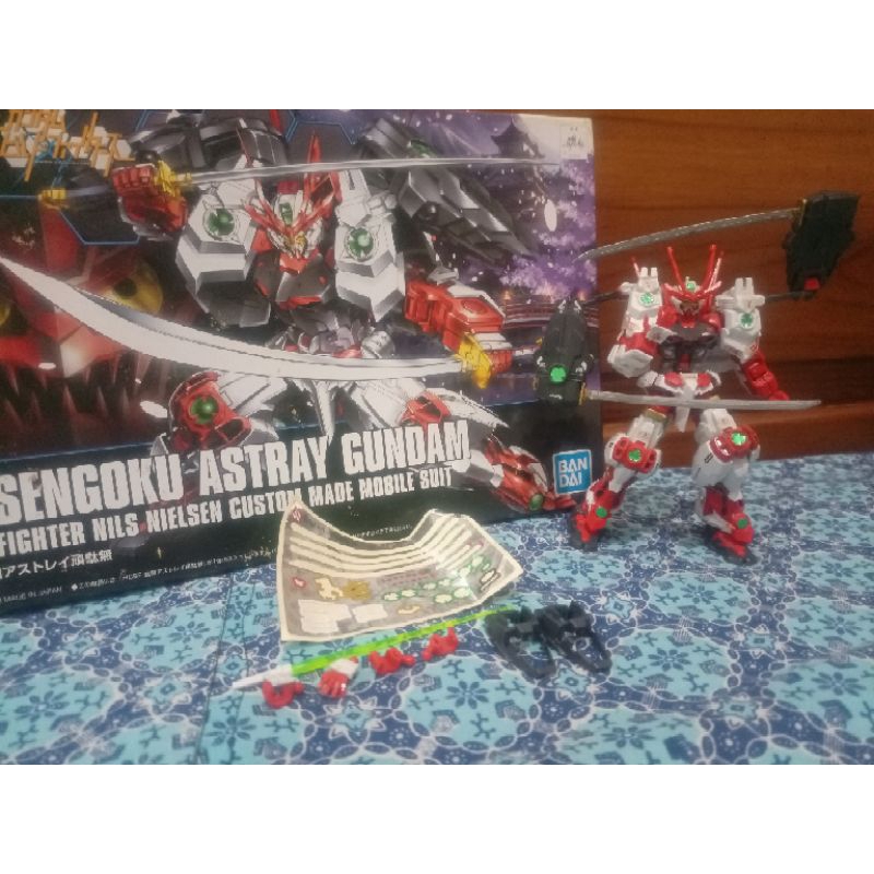 HG Nu Gundam Bandai + HG Sengoku Astray Bandai