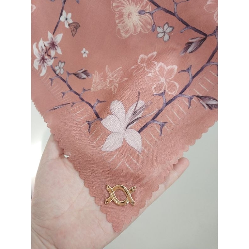 Preloved savana scarf wearing klamby